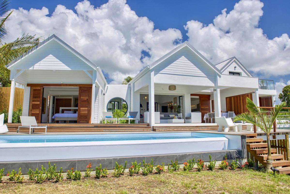 2.Location villa piscine vue mer Sainte Anne Guadeloupe